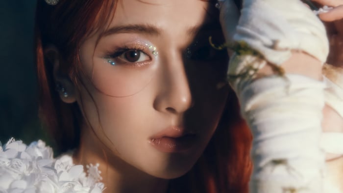 Yunjin from LE SSERAFIM in 4K
