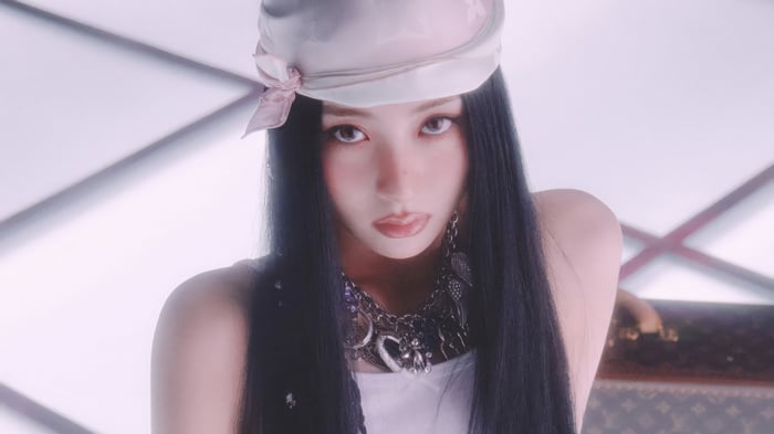 Yunjin from LE SSERAFIM in 4K