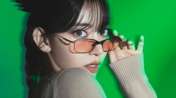 Sakura from LE SSERAFIM wearing sunglasses