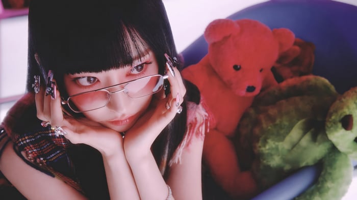 Sakura from LE SSERAFIM with teddy bears