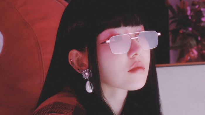 Sakura from LE SSERAFIM wearing sunglasses