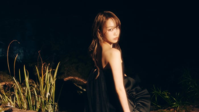 Chaewon of LE SSERAFIM in dark, dramatic lighting