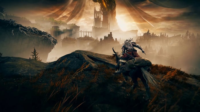 Elden Ring 4K: Warrior on horseback in a misty landscape