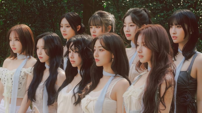 TWICE 4K Group Photo in Forest