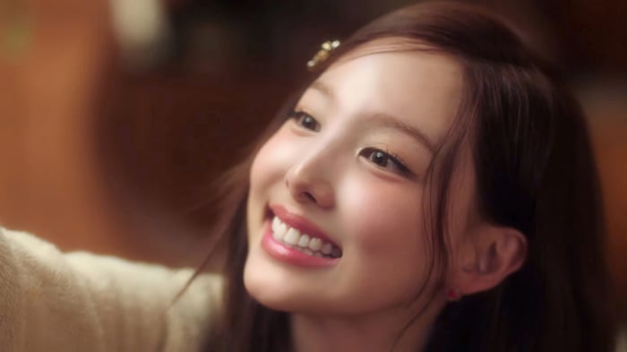 Nayeon from TWICE smiling in 4K