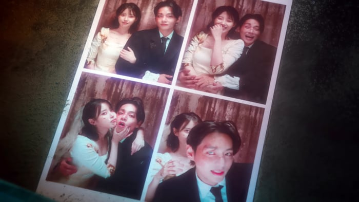 IU and V in photo booth 4K