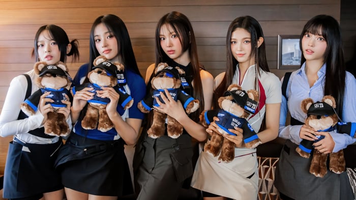 NewJeans members with League of Legends plush toys
