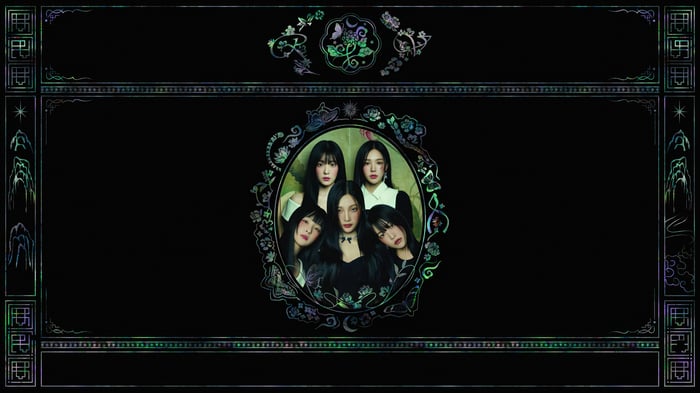 Red Velvet members in a circular frame