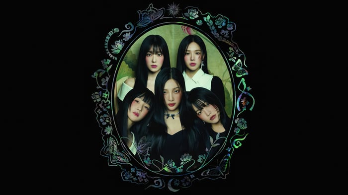 Red Velvet members in a decorative frame