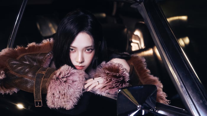 Karina from Aespa in a fur-lined jacket