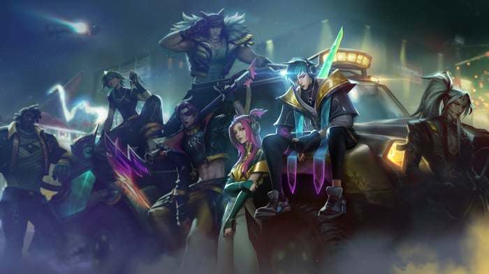 Heartsteel Aphelios and friends on a police car