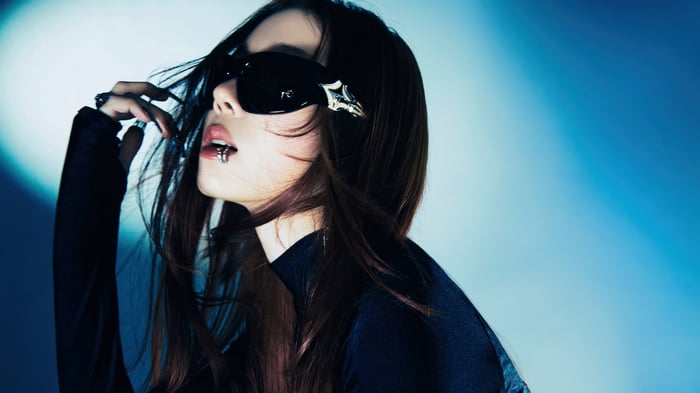 Aespa Winter wearing sunglasses and piercings