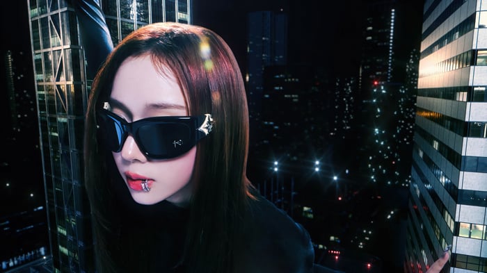 Winter from Aespa wearing sunglasses in a city at night