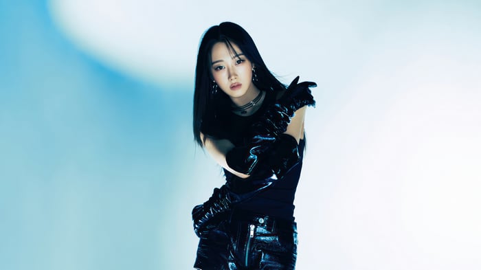 Aespa Giselle in black outfit with blue background 4K