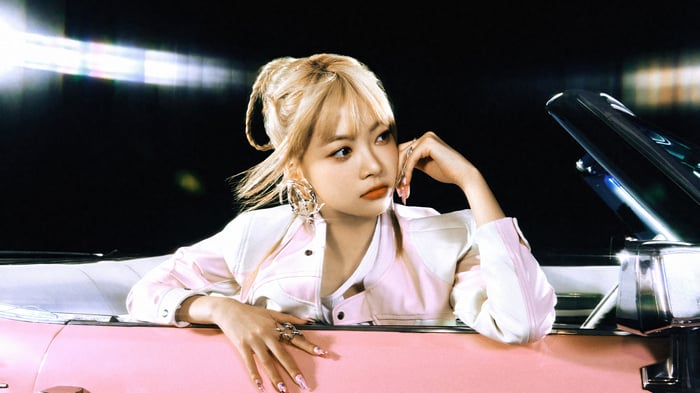 Hong Eun-chae in a pink convertible, 4K
