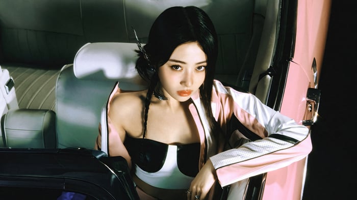 Huh Yun-jin in a pink and white jacket