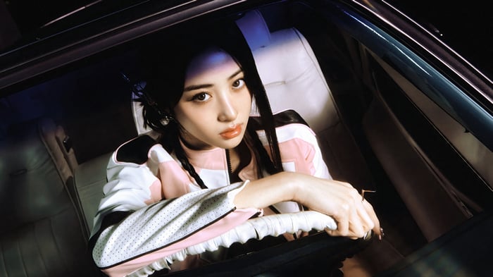 Huh Yun-jin in a car, 4K