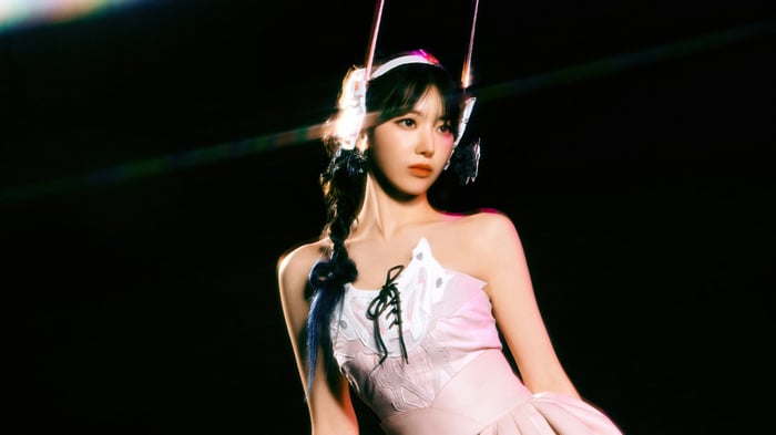 Sakura from LE SSERAFIM in pink dress