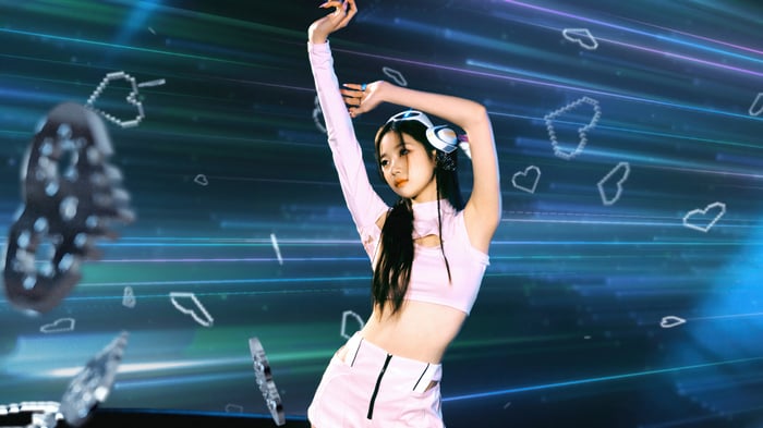 Kazuha from LE SSERAFIM in pink outfit