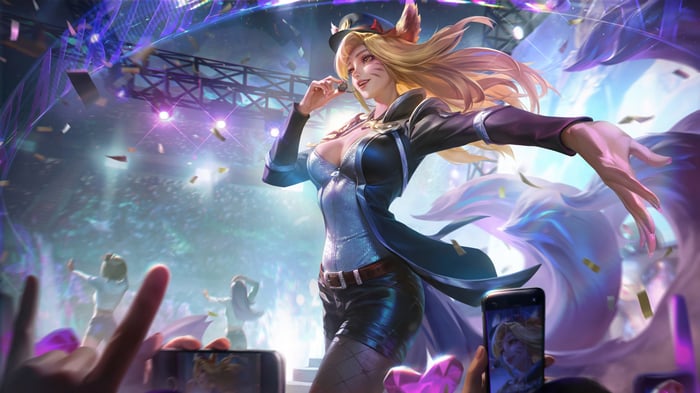 Ahri performing on stage in League of Legends 4K