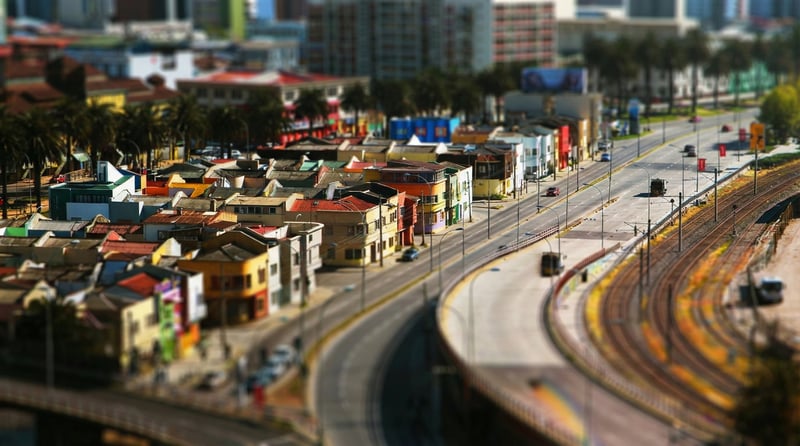 Cars on a highway next to colorful buildings in Valparaíso