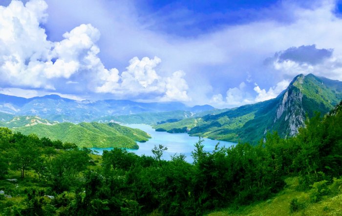 Bovilla Reservoir surrounded by green mountains