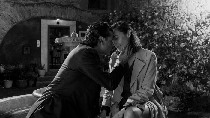 Oscar Isaac and Gal Gadot in Hand of Dante