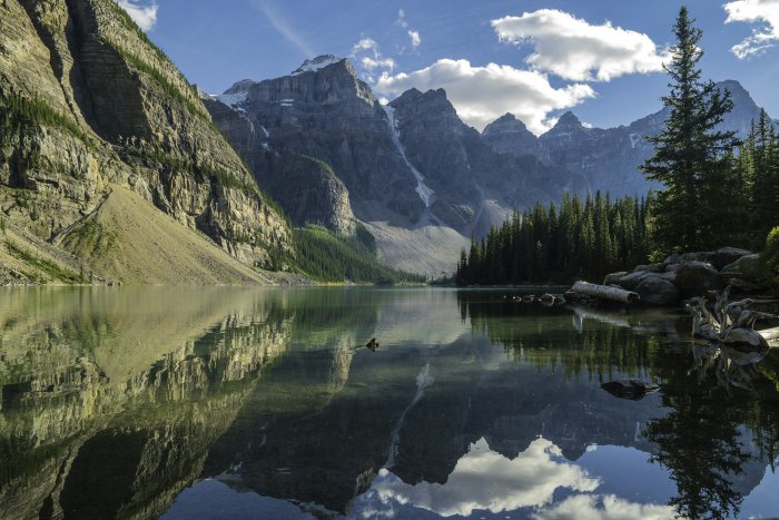 Moraine Lake and mountains in Banff National Park