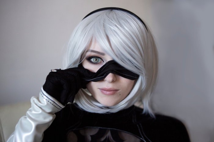 2B Cosplay from NieR Automata Revealing Eye