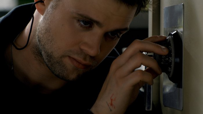 Leo Woodall as a safe cracker in Tuner
