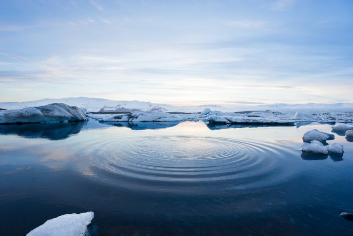 Concentric water ripples in Jökulsárlón glacier lagoon