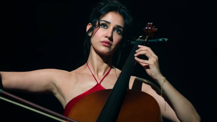 Disha Patani playing cello in Awarapan 2