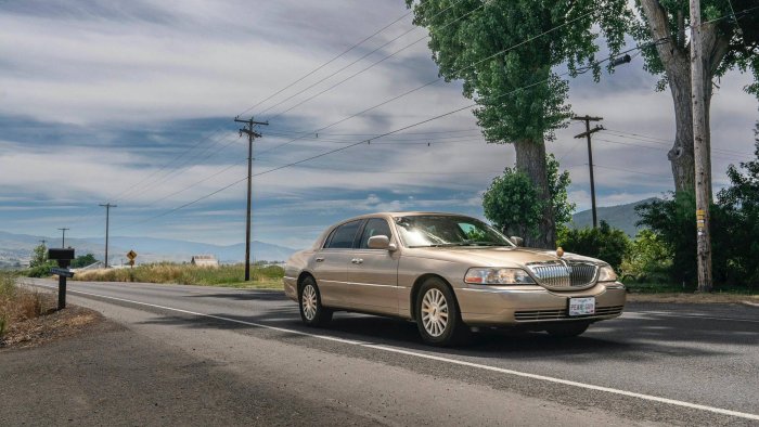 Lincoln Town Car in Ernie and Emma