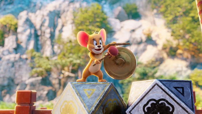 Jerry holding a gong in Tom and Jerry