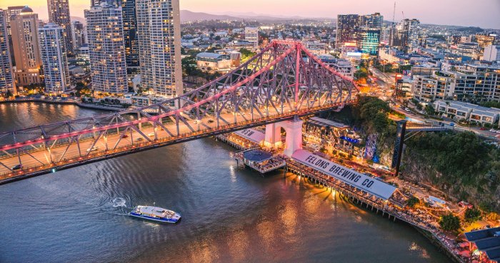 Story Bridge and Felons Brewing Co. at dusk