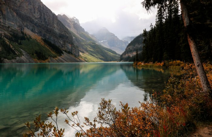 Turquoise lake and mountains with autumn foliage
