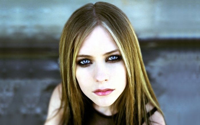 Avril Lavigne with blue eyes and dark makeup
