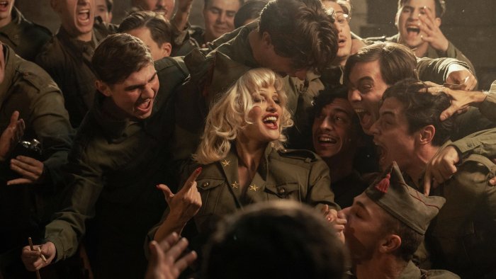 La bola negra movie scene with a woman and soldiers