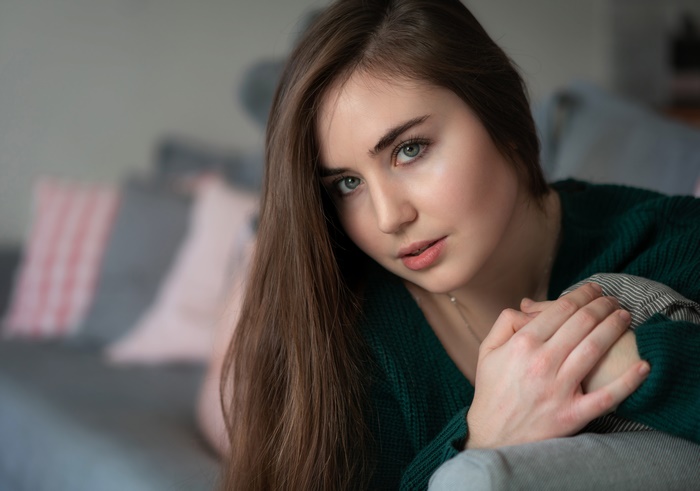 Woman with blue eyes and brunette hair