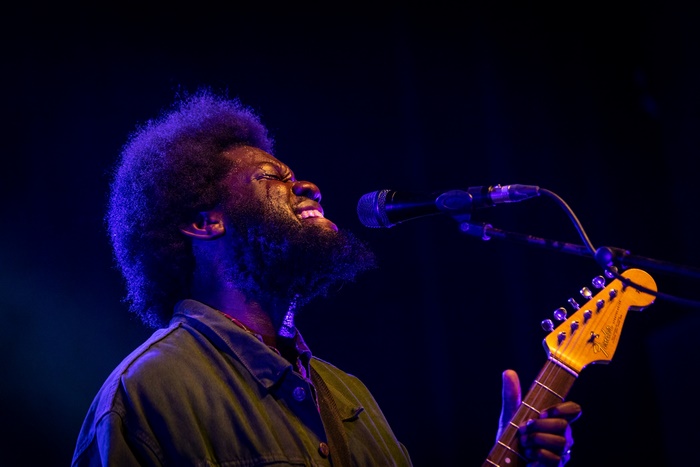 Michael Kiwanuka performing live
