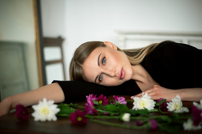 Woman with blue eyes and flowers