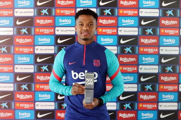 Ansu Fati holding an award