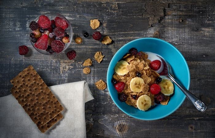 Bowl of cereal with fruit and crispbread