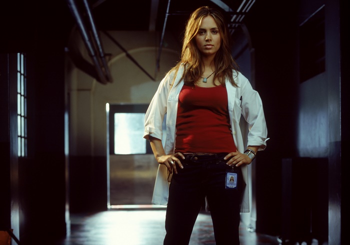 Eliza Dushku as Tru Davies in Tru Calling