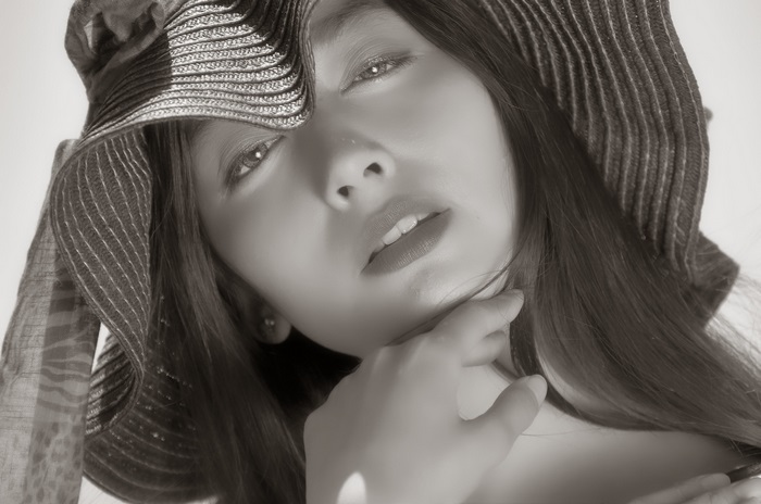 Woman wearing a wide-brimmed hat