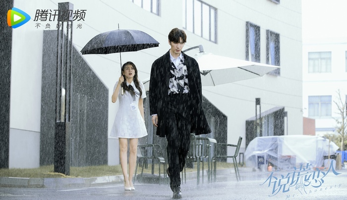 Mr. Honesty Liang Jie and Liu Haikuan in the rain