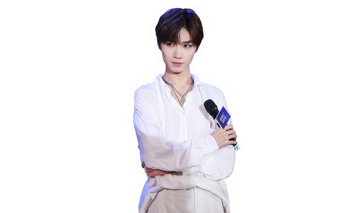 Song Ji Yang holding a microphone