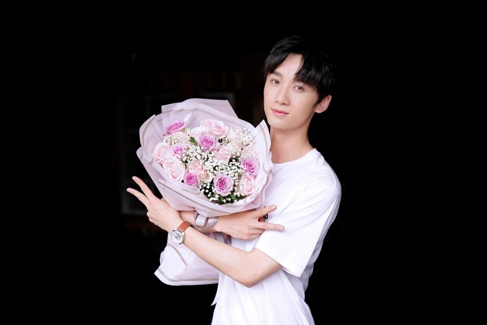 Li Bo-Wen holding a bouquet of roses
