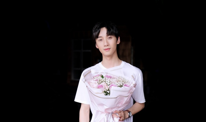 Li Bo-Wen holding a bouquet of flowers