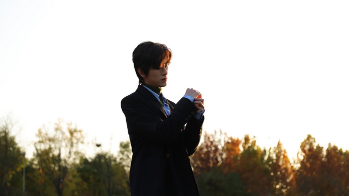 Zhu Zanjin in a suit outdoors